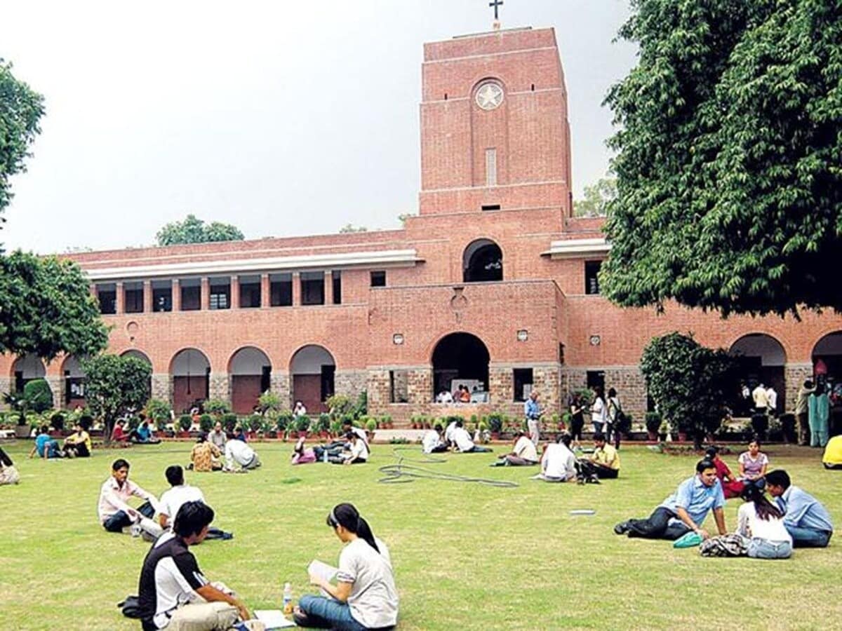 सेंट स्टीफंस कॉलेज में रचा गया इतिहास: 145 साल बाद पहली बार महिला प्रिंसिपल की नियुक्ति, जानें कौन हैं प्रो. सुसान एलियास