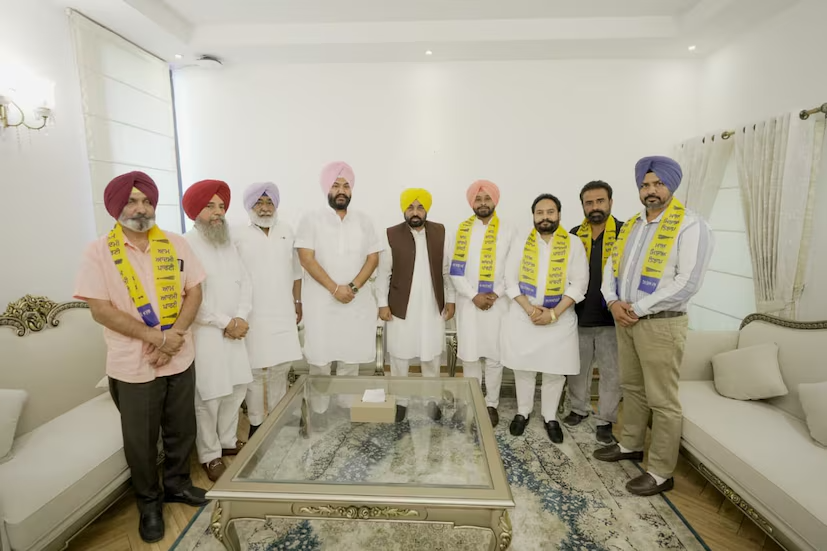 मजीठिया में कांग्रेस को तगड़ा झटका दिग्गज नेता परमजीत सिंह पम्मा साथियों समेत आप में शामिल, भगवंत मान ने कराई घर वापसी