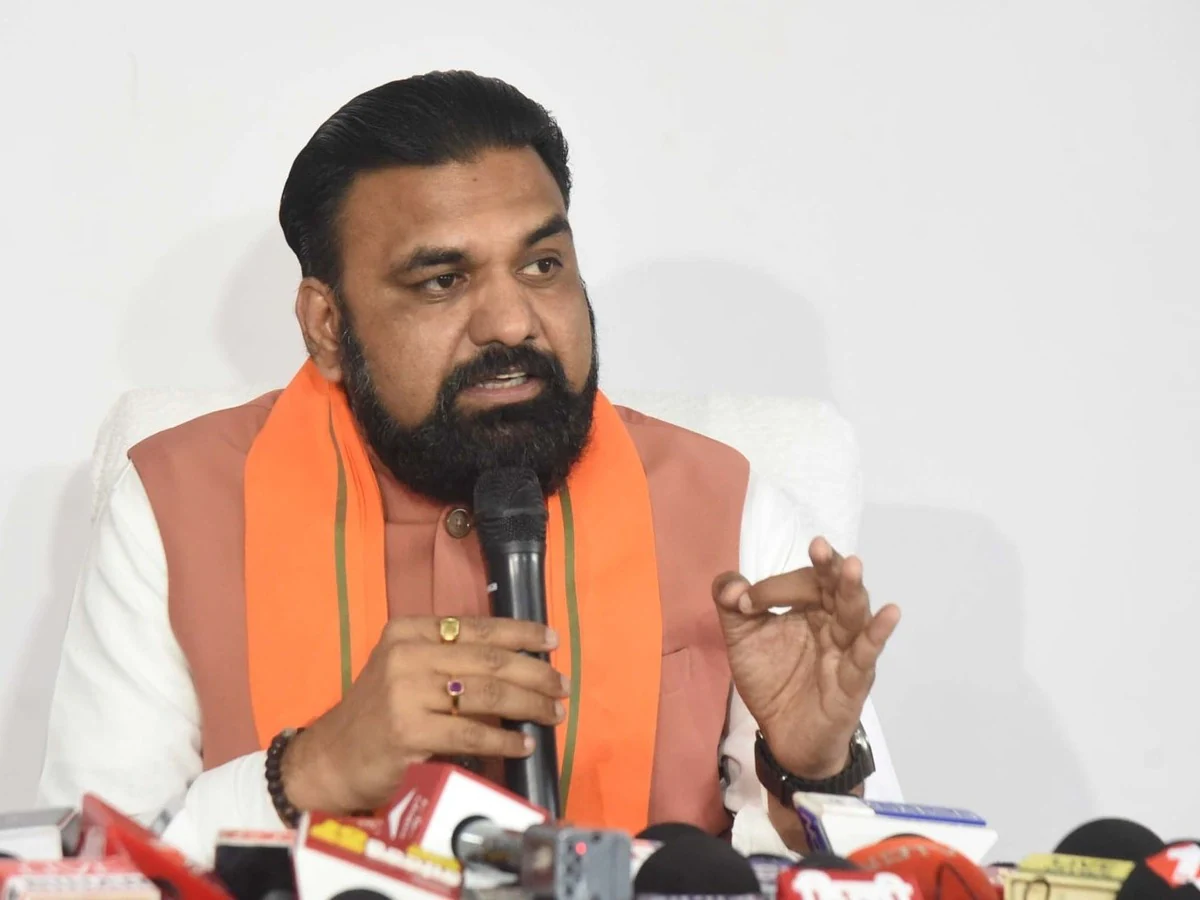 बिहार में सम्राट का हंटर मुजफ्फरपुर में जनता की फाइलें दबाकर बैठने वाले RO पर गिरी गाज
