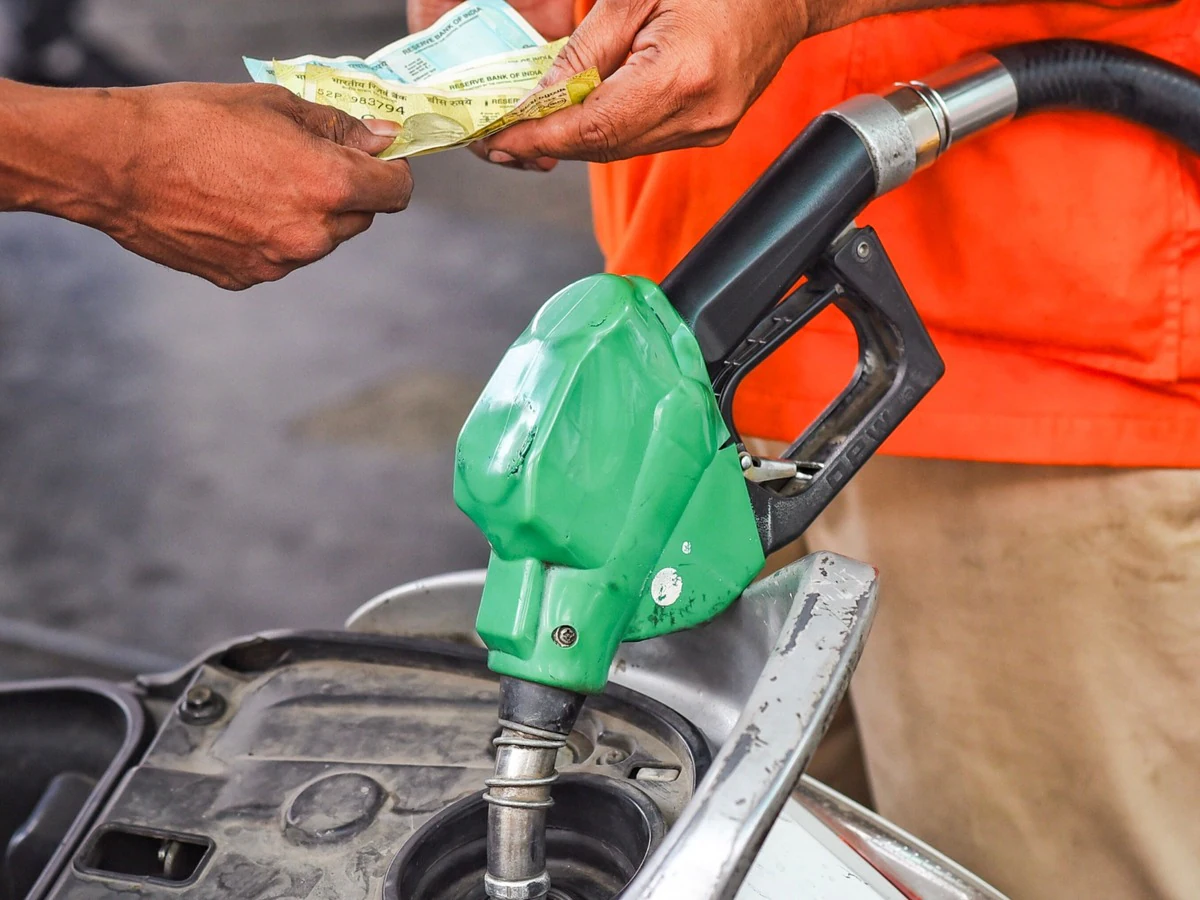 Petrol-Diesel Price Hike: पेट्रोल-डीजल में ₹17 तक की भारी बढ़ोतरी की तैयारी? ब्रोकरेज फर्म की इस रिपोर्ट ने उड़ाए होश