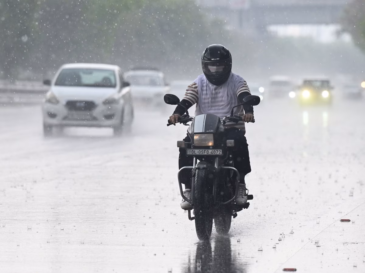 भीषण उमस के बीच तेज हवाओं के साथ झमाझम बारिश का अलर्ट, जानें आपके जिले में कब होगी मानसूनी फुहारें