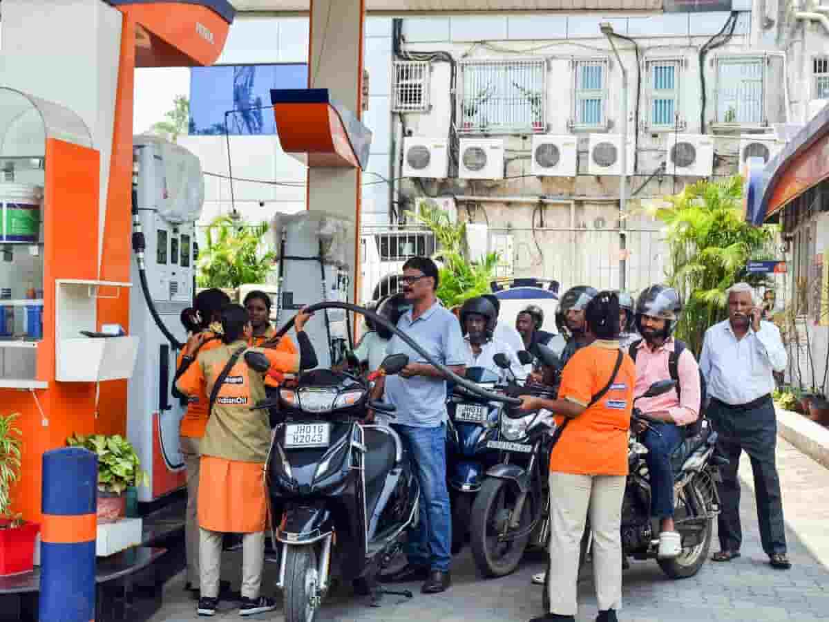 कच्चे तेल का खेल खत्म: $80 के नीचे फिसला ब्रेंट क्रूड, तेल कंपनियों ने जारी किए पेट्रोल-डीजल के आज के रेट; जानें आपके शहर का हाल
