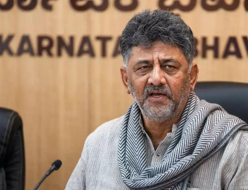 कर्नाटक में कुर्सी के लिए मची रार! आलाकमान ने विधायकों और संतों को दी दो टूक चेतावनी, कहा- 'धैर्य रखें'
