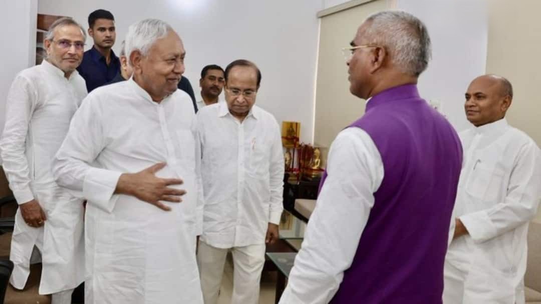 नीतीश कुमार से मिलने पहुंचे RCP सिंह, पर बिना बात किए ही निकले मुख्यमंत्री; आवास के बाहर समर्थकों का भारी हंगामा