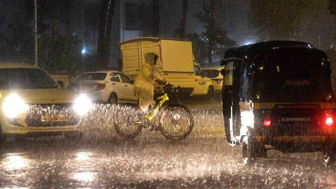 मुंबई में आफत की बारिश! रातभर की मानसूनी बरसात से डूबी मायानगरी, APMC मार्केट में भरा पानी, JVLR पर गिरा विशाल पेड़
