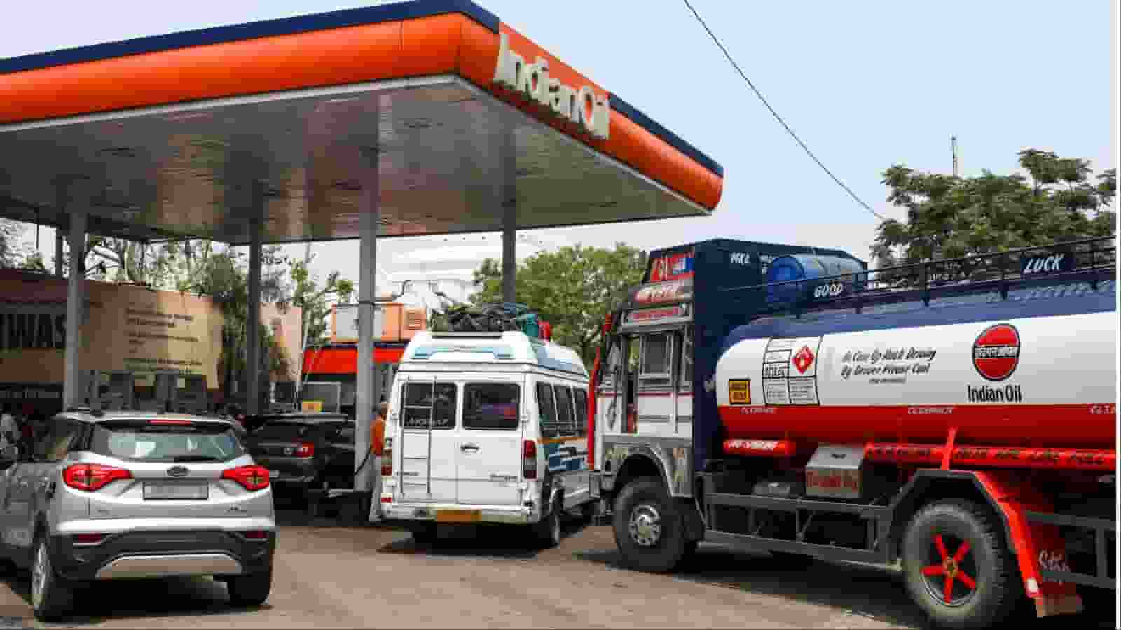 कच्चा तेल 56% सस्ता, प्राइवेट कंपनी ने पेट्रोल-डीजल के दाम घटाए; सरकारी कंपनियां क्यों हिचकिचा रही