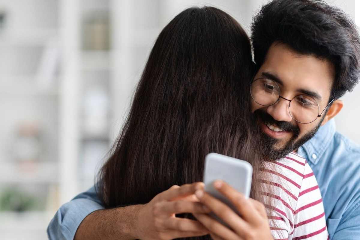 एक फोन कॉल ने खुशहाल शादीशुदा ज़िंदगी को तोड़ दिया, 20 साल की महिला ने अपने पति की हत्या की