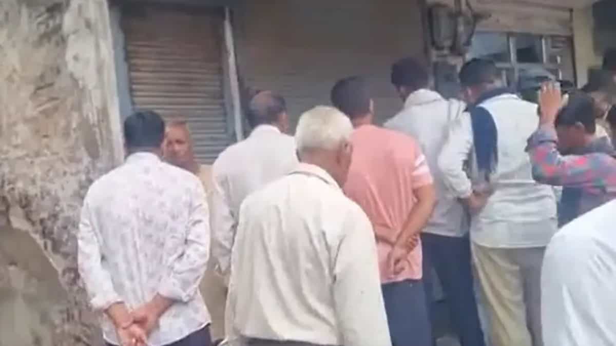 टोंक में दुस्साहस: पुलिस थाने के ठीक पास दुकान का शटर काटकर चोरी, CCTV तोड़े और नगदी लेकर फरार