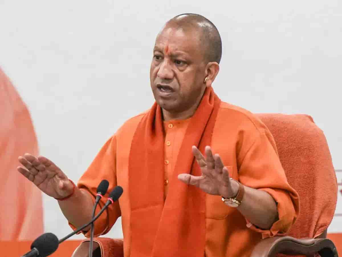 UP में सरकारी कर्मचारियों की 'फर्जी हाजिरी' का खेल खत्म! अब चेहरा दिखाते ही लगेगी अटेंडेंस, योगी सरकार का बड़ा फरमान