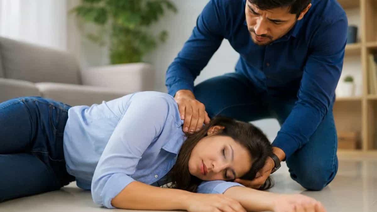 अचानक बेहोश होना आम बात नहीं! डॉक्टर ने दी चेतावनी, इन 10 लक्षणों को देखा तो तुरंत भागें अस्पताल