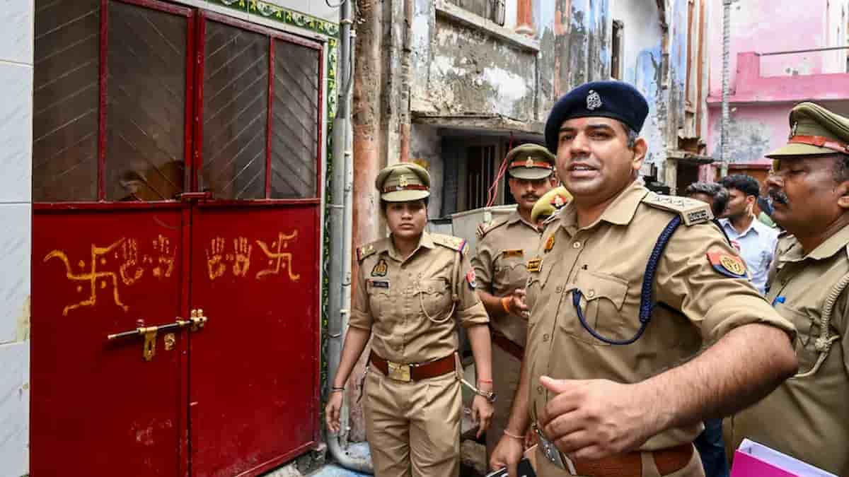 अयोध्या राम मंदिर में महाघोटाला: 48 दिनों में 70 बार चोरी, इन चीजों में छिपाकर ले जाते थे नोट