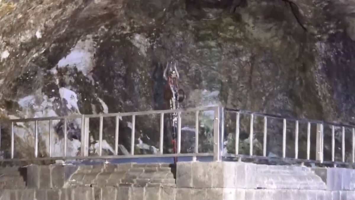 Amarnath Yatra 2026: समय से पहले अंतर्ध्यान हुए बाबा बर्फानी, पवित्र गुफा में हिमलिंग पिघलने से शिव भक्तों में छाई मायूसी