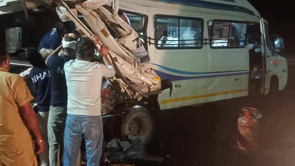 गडकरी के दौरे से पहले दिल्ली-मुंबई एक्सप्रेसवे पर बड़ा हादसा: महाकाल से लौट रही टूरिस्ट बस का भीषण एक्सीडेंट, कई घायल