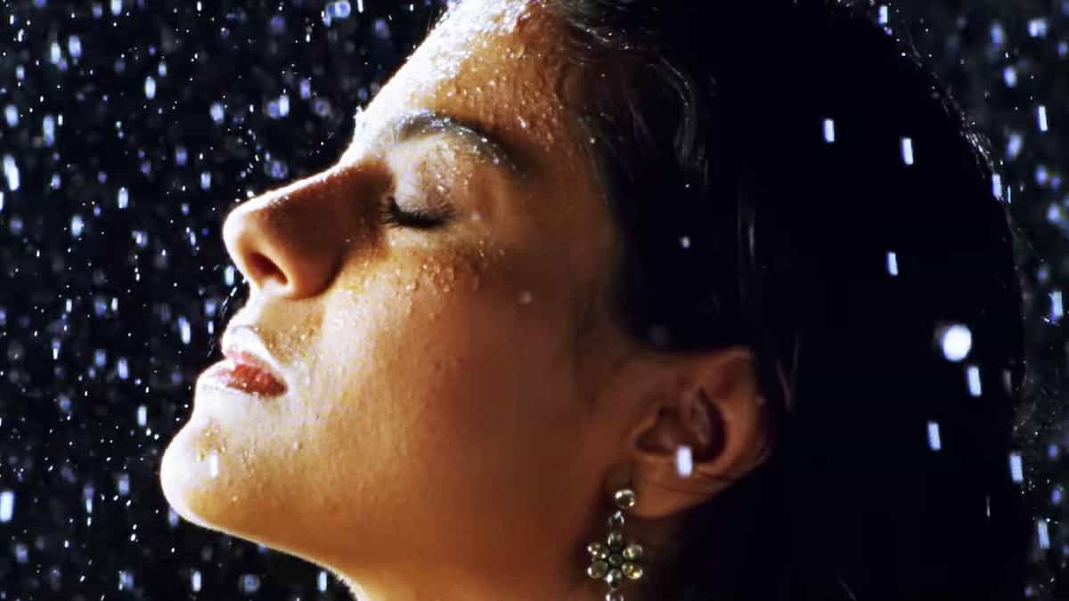 Timeless Romance: 5 मिनट 16 सेकंड का वो जादुई रोमांटिक गाना, जिसने 20 साल से लोगों की प्लेलिस्ट पर जमा रखा है कब्जा; आज भी सुनने पर धड़क उठता है दिल