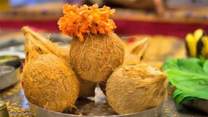 हर शुभ काम में क्यों फोड़ा जाता है नारियल? इसके पीछे का वो रहस्य जो 99% लोग नहीं जानते