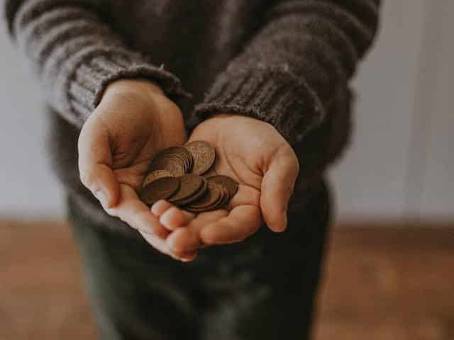 कहीं आप भी तो नहीं कर रहे ये गलती? जानें बच्चों को किस उम्र में देनी चाहिए पॉकेट मनी, वरना बिगड़ सकती है बात