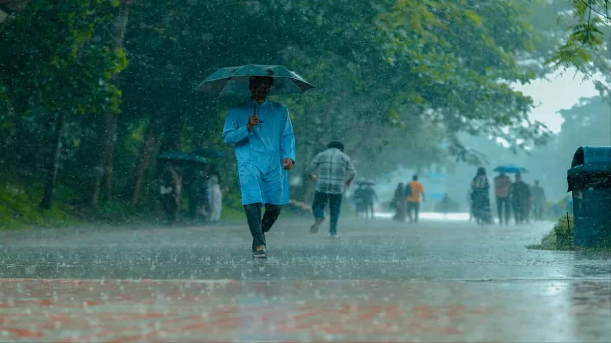 IMD ने दिल्ली-UP समेत 18 राज्यों में जारी किया भारी बारिश का अलर्ट, पहाड़ों पर आफत