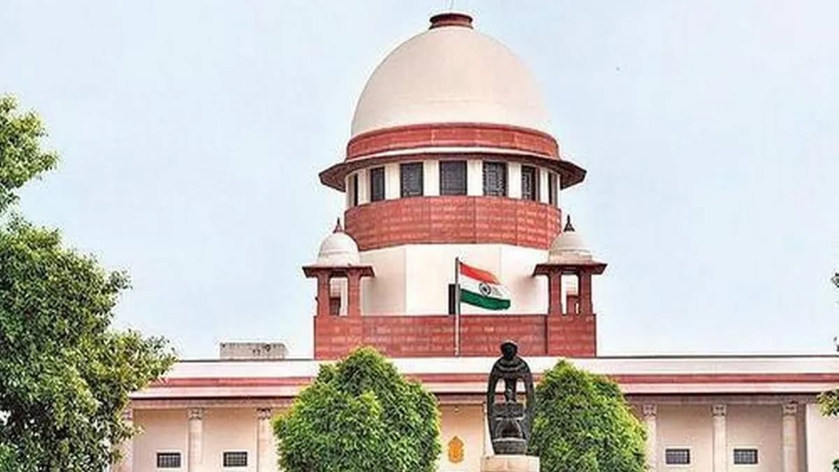 जब अदालत में जज को ही 'आदेश' देने लगा याचिकाकर्ता; सुप्रीम कोर्ट में हाई-वोल्टेज ड्रामे के बाद लखनऊ के दो लॉ छात्र गिरफ्तार