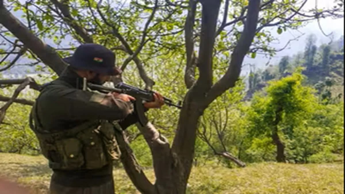 जम्मू-कश्मीर के डोडा में आधी रात मुठभेड़: पुलिस की राइफल छीनने की कोशिश में युवक की मौत, 3 SOG जवान घायल