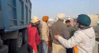 पठानकोट-जालंधर हाईवे पर खूनी तांडव! अनियंत्रित बस ने 4 लोगों को रौंदा, भड़के लोगों ने फूँक दी बस