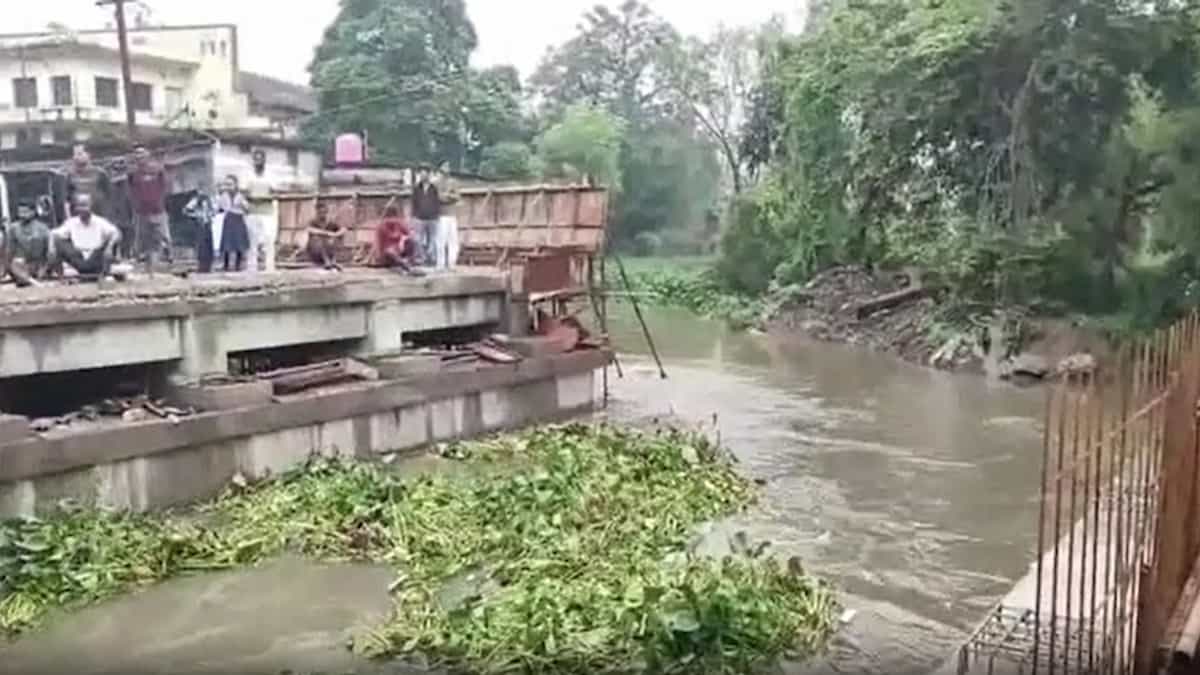 धनबाद में भारी बारिश का कहर: झिलिया नदी का जलस्तर बढ़ने से टूटा अस्थायी डायवर्सन, कुमारधुबी मार्ग पर आवागमन पूरी तरह ठप