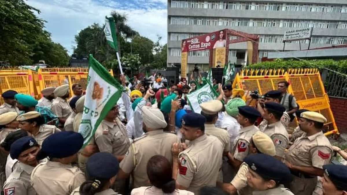 चंडीगढ़ में किसानों का भारी बवाल: बीजेपी दफ्तर का घेराव करने बढ़े सैकड़ों प्रदर्शनकारी, पुलिस ने बैरिकेड लगाकर रोका