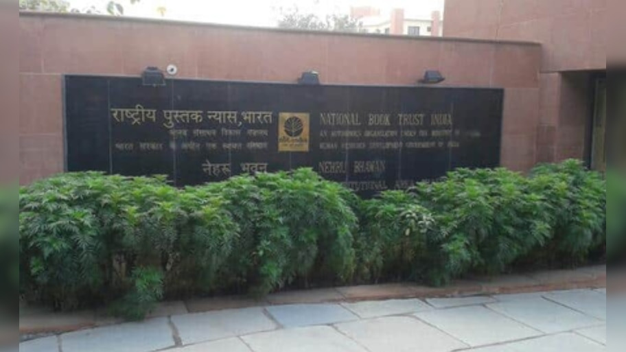 NBT Recruitment 2026: आर्ट्स ग्रेजुएट्स के लिए नेशनल बुक ट्रस्ट में बंपर वैकेंसी, ₹70,000 मिलेगी सैलरी; ऐसे करें ऑफलाइन अप्लाई