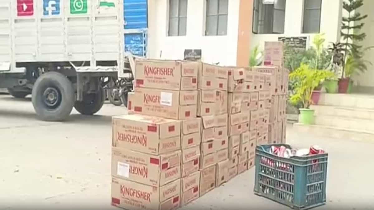 समस्तीपुर में शराब माफिया पर बड़ा प्रहार: 15 लाख की 1,259 लीटर विदेशी शराब जब्त, ट्रक ड्राइवर गिरफ्तार, सरगना फरार