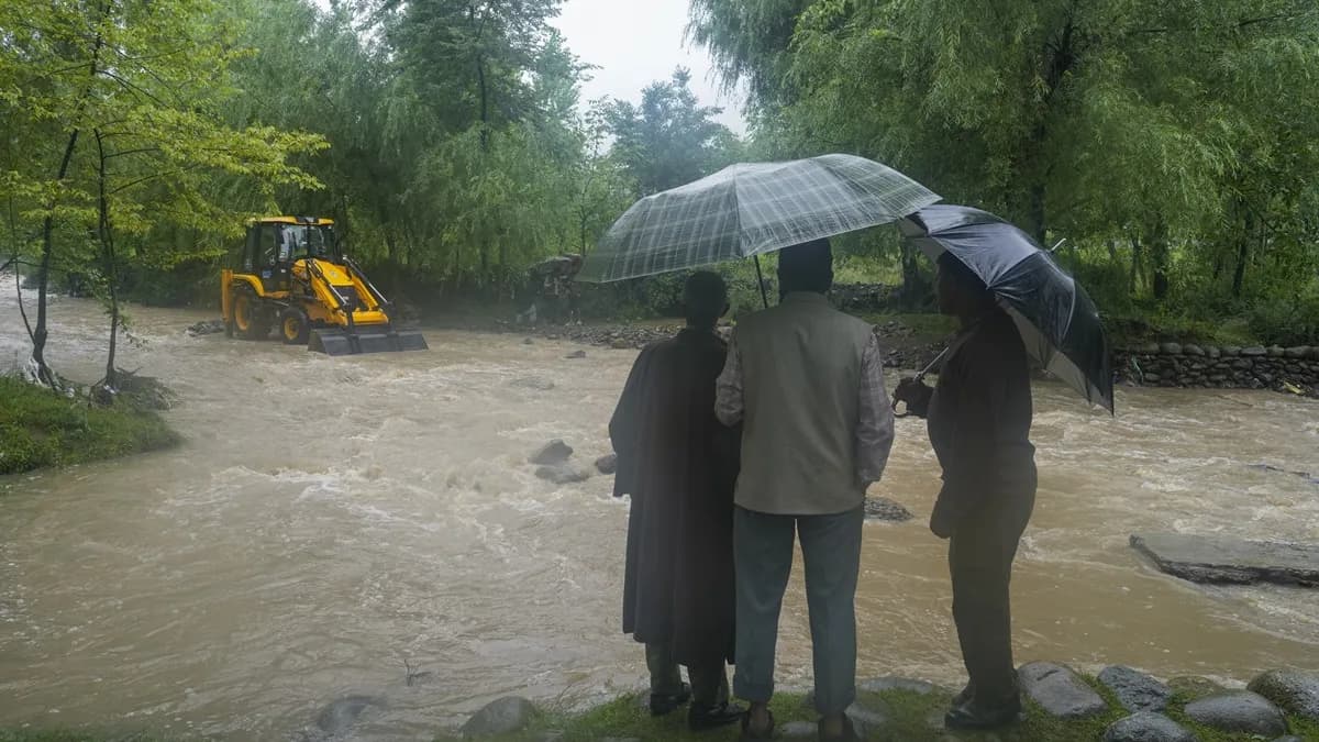गुजरात में कुदरत का कहर: अहमदाबाद-गांधीनगर समेत 20 जिलों में भारी बारिश का अलर्ट