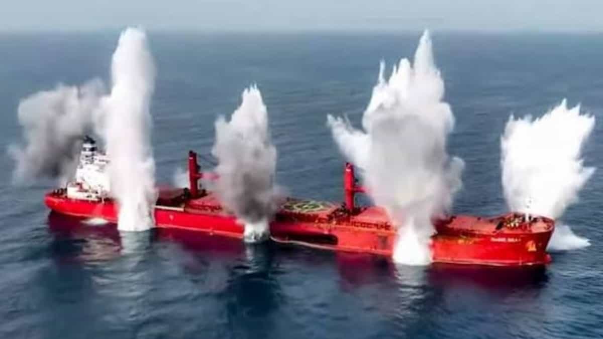 क्या सोने की तरह आसमान छुएगा कच्चा तेल? होर्मुज के बाद लाल सागर में सऊदी टैंकरों पर हमला, 100 डॉलर के पार पहुंचा ब्रेंट क्रूड