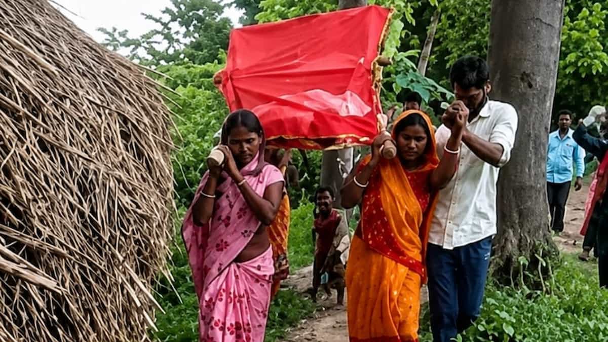 मर्दों का गुरुर और वर्षों पुरानी धारणा टूटी: तीन बहनों ने किया पिता का अंतिम संस्कार, छोटी बेटी ने दी मुखाग्नि
