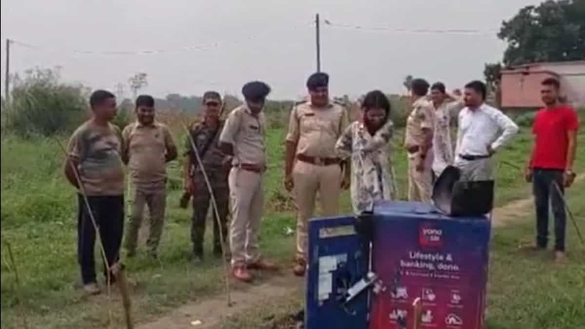 वैशाली में बेखौफ चोरों का बड़ा कारनामा: SBI का पूरा ATM ही उखाड़ ले गए बदमाश, लाखों की नकदी लेकर हुए फरार
