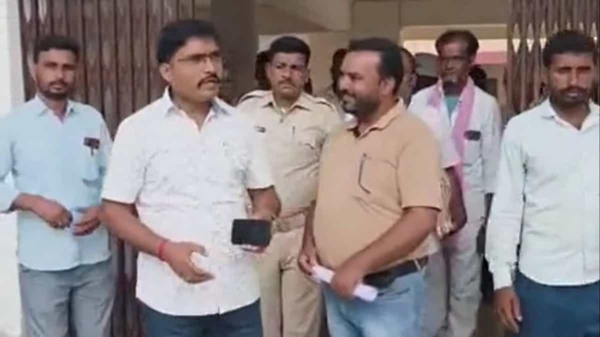 गढ़वा में बच्चों की सेहत से खिलवाड़: मिड-डे मील में धड़ल्ले से हो रहा था मिलावटी तेल और नकली मसालों का इस्तेमाल, BDO की रेड में खुली पोल