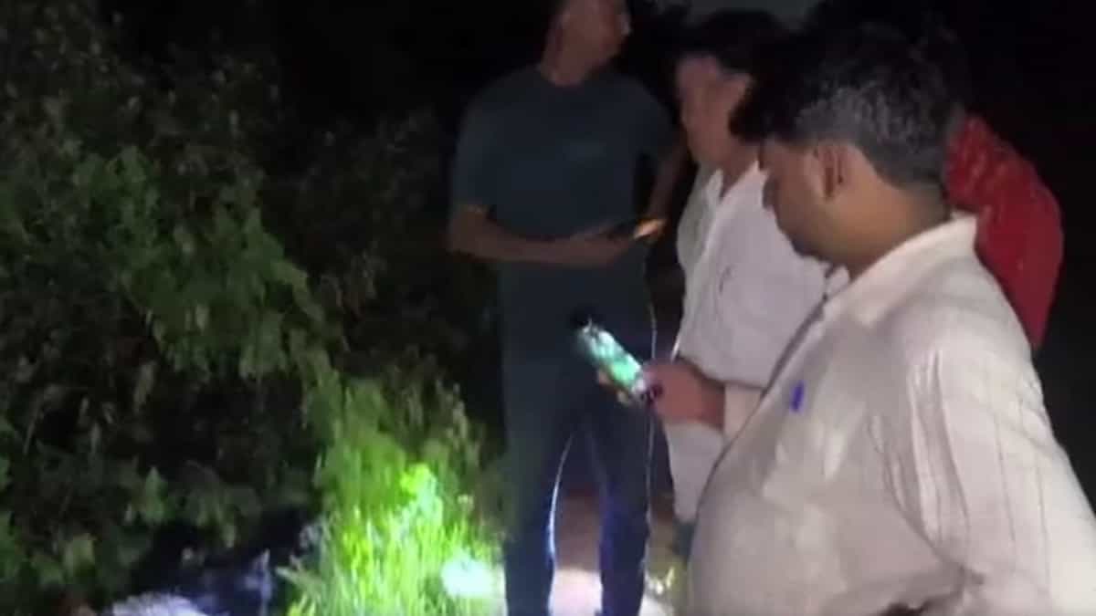 धनबाद में खौफनाक वारदात: पत्थर से सिर कुचलकर शख्स की बेदर्दी से हत्या, कार छोड़ भागे हत्यारे