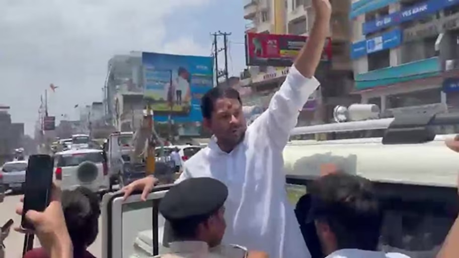 बिहार बंद के दौरान पटना में बड़ा बवाल: हाथ में तिरंगा लेकर उतरे तेज प्रताप यादव को पुलिस ने लिया हिरासत में, डाकबंगला चौराहे पर चली लाठियां
