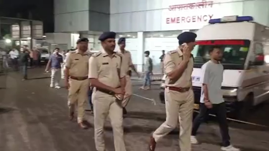 सरायकेला में खूनी संघर्ष! होटल संचालक पर अज्ञात अपराधियों ने की ताबड़तोड़ फायरिंग, सड़क किनारे गंभीर हालत में मिले; पुलिस महकमे में हड़कंप