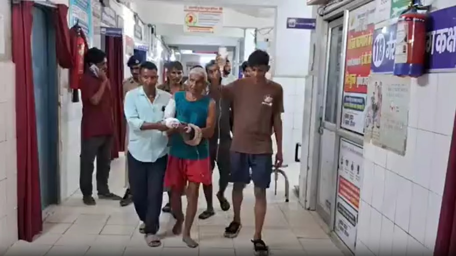 बेखौफ अपराधियों का खूनी खेल! मोहनिया में खेत की सिंचाई कर रहे 70 साल के बुजुर्ग को मारी गोली, हालत बेहद गंभीर