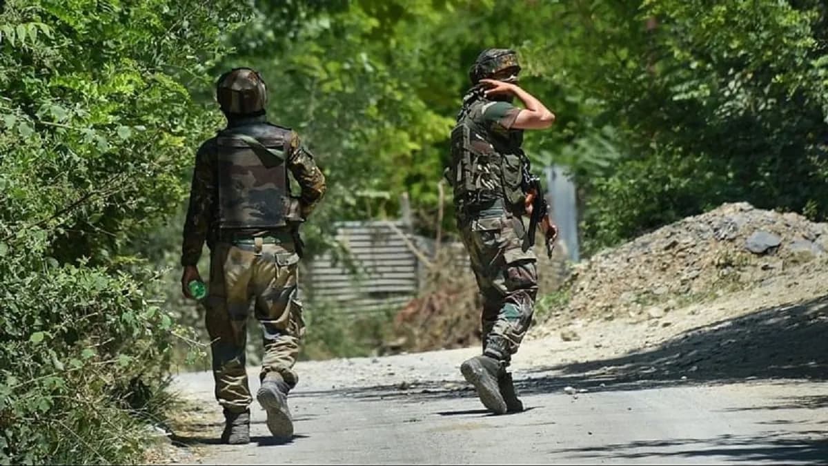 कश्मीर में बड़ा एक्शन: बारामूला में लश्कर से जुड़ा आतंकी गिरफ्तार, कुलगाम में प्रवासी मजदूरों की हत्या के बाद सुरक्षा बल हाई-अलर्ट पर