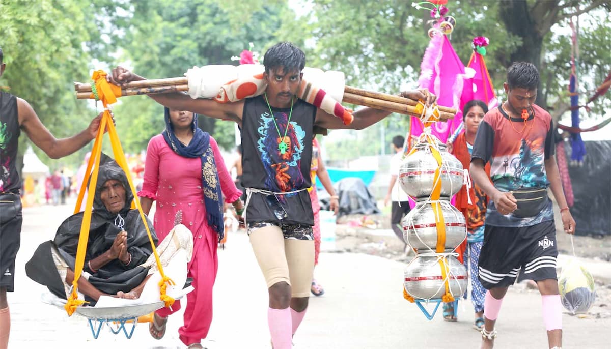 कलयुग के 'श्रवण कुमार': 115 साल की दादी को कांवड़ में बैठाकर हरिद्वार से पैदल निकले दो पोते
