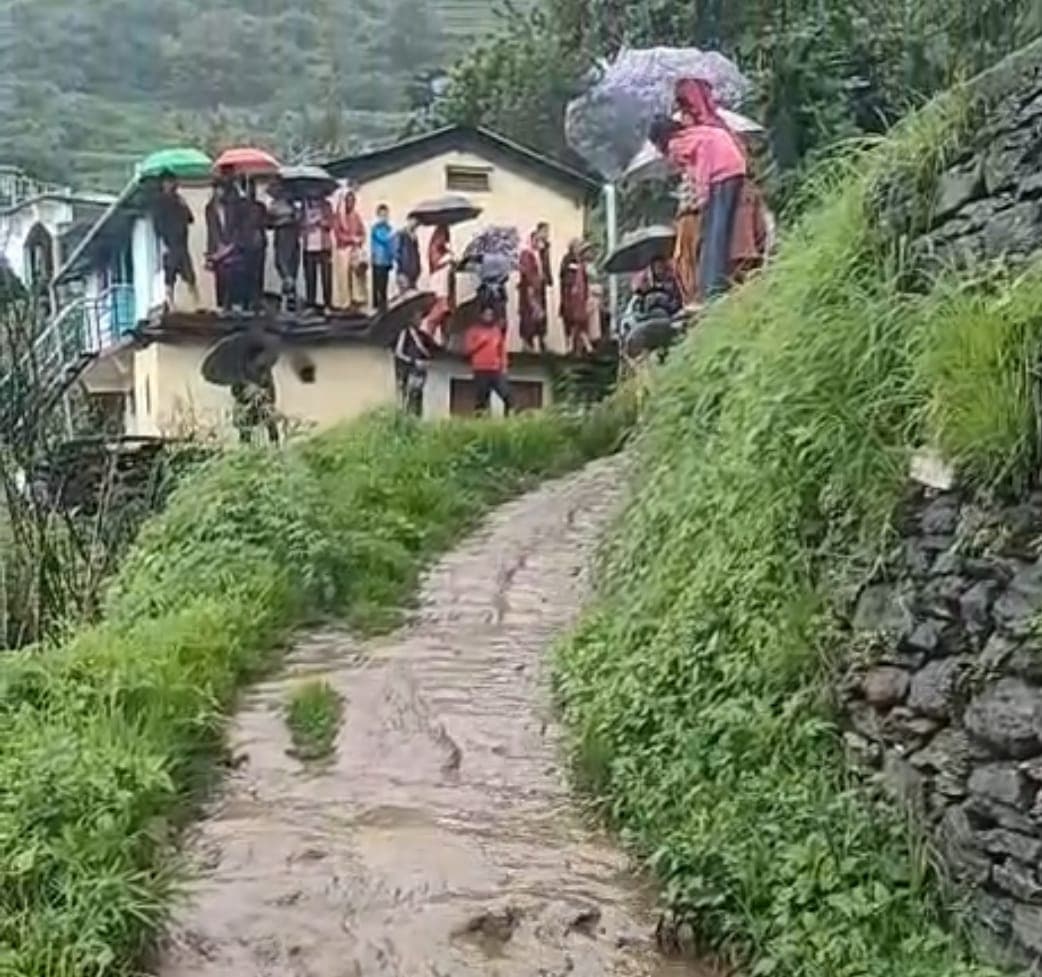प्रलय बनकर बरस रही है बारिश! घरों को छोड़ सुरक्षित ठिकानों पर भागने को मजबूर हुए लोग; उड़ी रातों की नींद