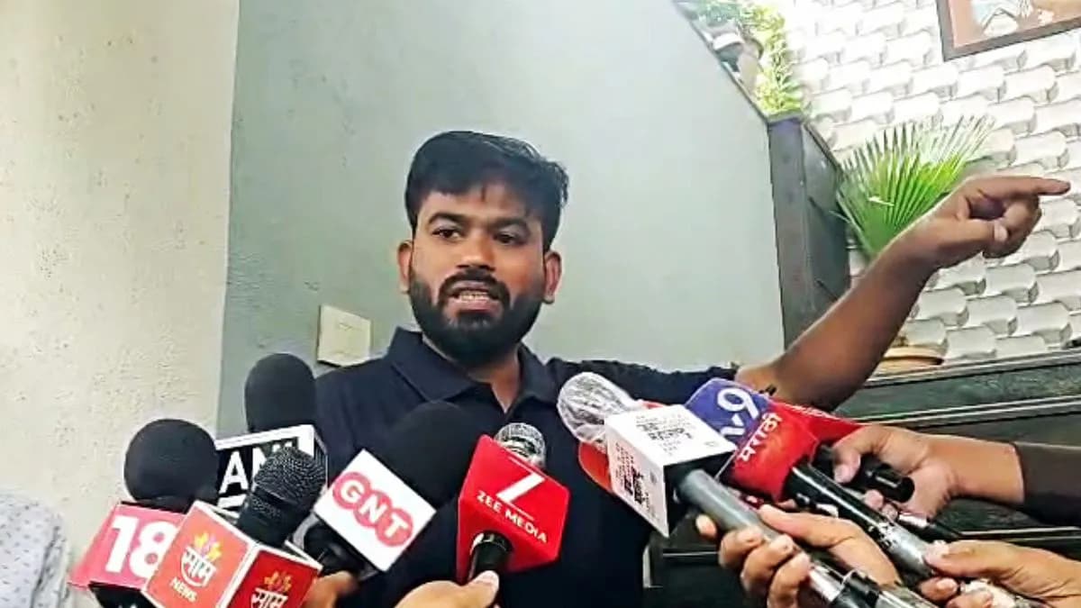 कॉकरोच जनता पार्टी ने किया झारखंड के छात्र आंदोलन का समर्थन: JPSC और JSSC परीक्षाओं में गड़बड़ी पर गरमाई सियासत