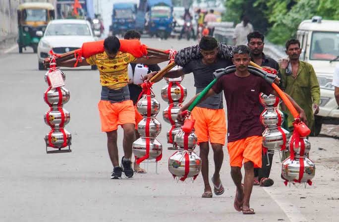 सड़क पर उमड़ा शिवभक्तों का सैलाब: टोल फ्री हुआ ये अहम एक्सप्रेसवे, प्रशासन ने किए कड़े इंतजाम!