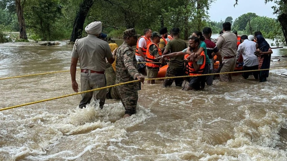 जम्मू-कश्मीर में प्राकृतिक आपदा का कहर: कई जिलों में बादल फटने और भारी बाढ़ से जनजीवन अस्त-व्यस्त, जानें कहां कितना नुकसान