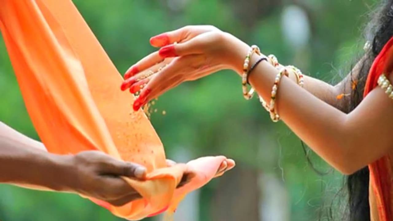 दान और दक्षिणा में क्या है अंतर; जानिए किसे, कब और कैसे देनी चाहिए दक्षिणा, क्या कहते हैं शास्त्र