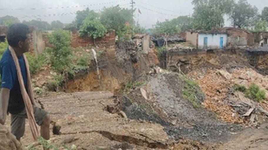 धनबाद में फिर भू-धसान, आधा दर्जन घर हुए जमींदोज, बाल-बाल बचे पीड़ित परिवार