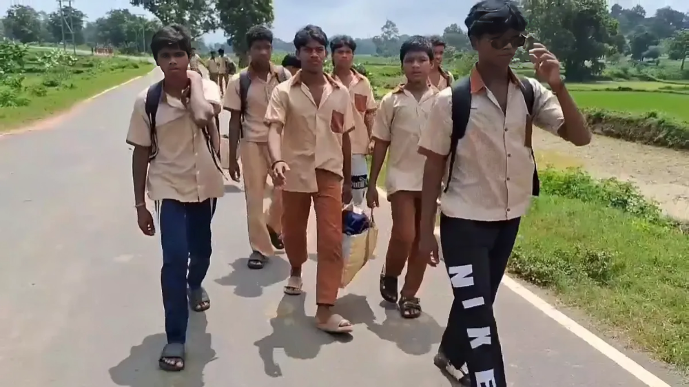 खराब खाना और सुविधाओं की कमी से गुस्साए 180 छात्रों ने छोड़ा सरकारी हॉस्टल, 12 किलोमीटर पैदल चलकर पहुंचे घर