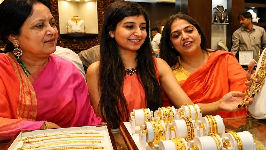 Gold Price Surge: मंदी के दौर से उबरा सोना! जबरदस्त तेजी ने तोड़े रिकॉर्ड, जानिए एक हफ्ते में कितने चढ़े दाम