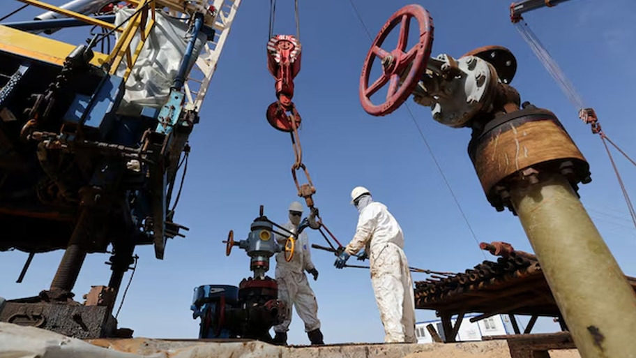 Crude Oil Price Hike: अभी नहीं थमेगी ईरान की जंग? होर्मुज जलडमरूमध्य पर फंसा पेंच, क्रूड में तेज उछाल; जानिए आज के पेट्रोल-डीजल के दाम