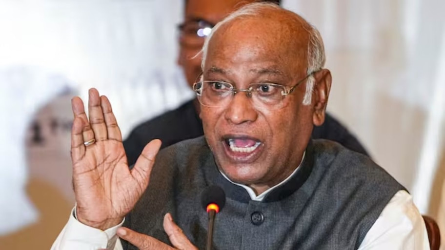 Mallikarjun Kharge Attack On BJP RSS: हल्द्वानी में गरजे मल्लिकार्जुन खड़गे, बोले- 'धर्म के नाम पर लूट रहे बीजेपी-आएसएस के लोग, देश की आजादी में नहीं था कोई योगदान'