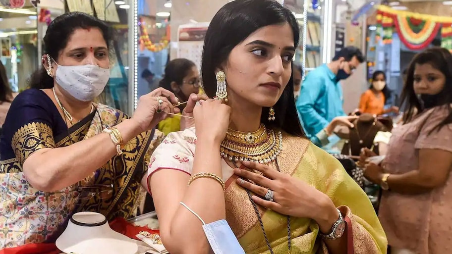 रिकॉर्ड स्तर से फिसलने के बाद संभला बाजार: जानिए आज क्या है सोना और चांदी का ताजा भाव
